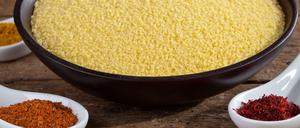 Deckel drauf! Erst den Gemüsefond mit den Gewürzen aufkochen, dann den Couscous in der Flüssigkeit aufquellen lassen.