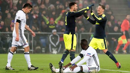 Lucas Perez und Mesut Özil feiern ihren Treffer.