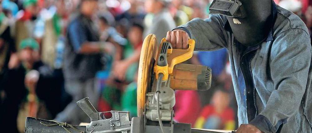 In Toribío wird ein Gewehr der Farc zerlegt