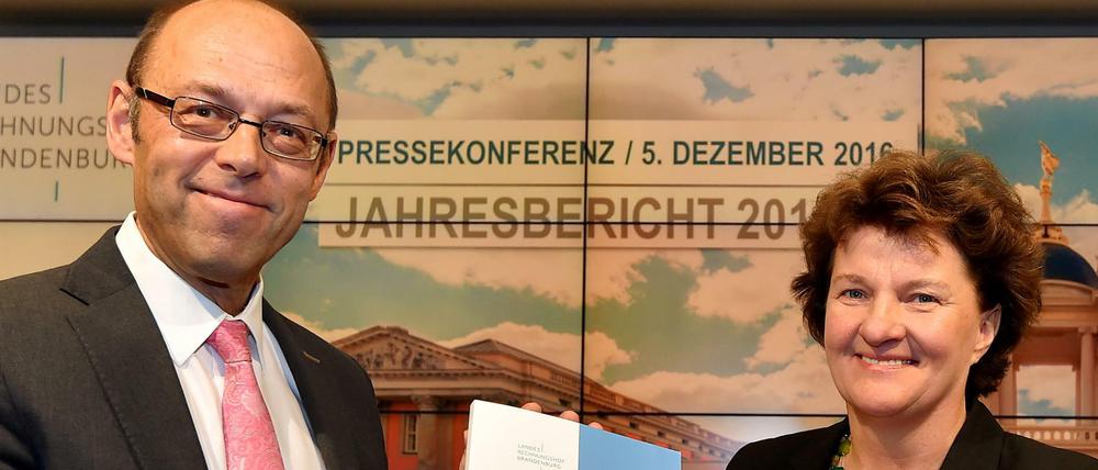 Landesrechnungshofpräsident Christoph Weiser überreicht am 05.12.2016 in Potsdam den Jahresbericht 2016 an Landtagspräsidentin Britta Stark (SPD).