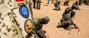 Die Einsätze der Bundeswehr - wie hier in Mali - sind multinationale Einsätze, gemeinsam mit Soldaten anderer Armeen, im Kampf für gemeinsame Werte. Warum also sollten EU-Bürger nicht der Bundeswehr dienen dürfen?