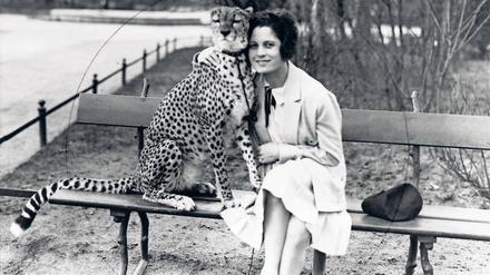 Porträt mit Gepard. Die Schauspielerin Carola Neher 1927 im Berliner Zoo.
