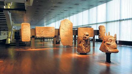 Abschied vom Gestern. Die Mittelamerika-Abteilung bildete 45 Jahre das Entree des Völkerkundemuseums. Die Präsentation der Objekte, frei stehend und effektvoll ausgeleuchtet, war 1970 bahnbrechend. Veraltet ist sie bis heute nicht – nur der Standort Dahlem ist überholt. Kaum ein Besucher ist an einem gewöhnlichen Vormittag zu sehen.