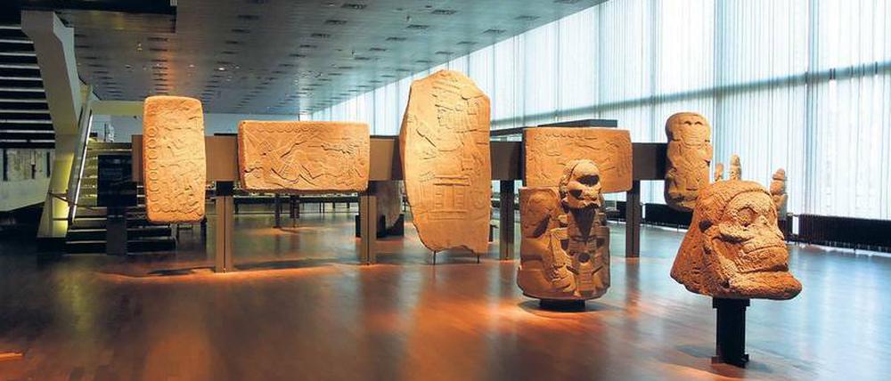 Abschied vom Gestern. Die Mittelamerika-Abteilung bildete 45 Jahre das Entree des Völkerkundemuseums. Die Präsentation der Objekte, frei stehend und effektvoll ausgeleuchtet, war 1970 bahnbrechend. Veraltet ist sie bis heute nicht – nur der Standort Dahlem ist überholt. Kaum ein Besucher ist an einem gewöhnlichen Vormittag zu sehen.