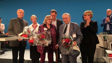 Heinz Craatz (zweiter von rechts) wird für 82 Jahre Parteimitgliedschaft geehrt.