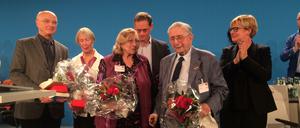 Heinz Craatz (zweiter von rechts) wird für 82 Jahre Parteimitgliedschaft geehrt.