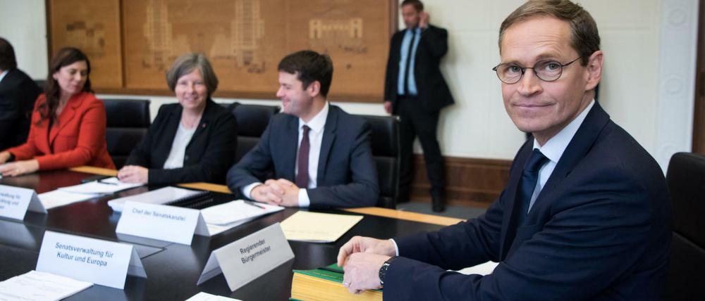 Michael Müller und die neuen Senatoren bei der Konstituierung im Roten Rathaus.