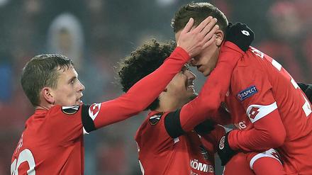 André Ramalho (Mitte) bejubelt mit seinen Teamkollegen vom FSV Mainz 05 den Führungstreffer im letzten Gruppenspiel der Europa League. Am Ende gewannen die Mainzer mit 2:0 gegen den FK Qäbälä. 