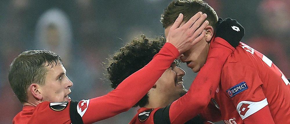 André Ramalho (Mitte) bejubelt mit seinen Teamkollegen vom FSV Mainz 05 den Führungstreffer im letzten Gruppenspiel der Europa League. Am Ende gewannen die Mainzer mit 2:0 gegen den FK Qäbälä. 