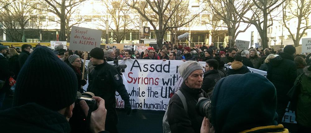 Demonstranten vor der Russischen Botschaft