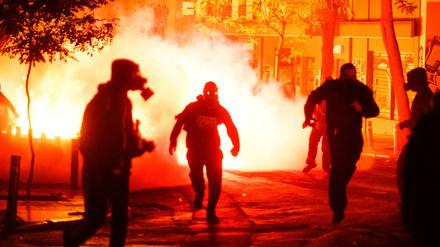 Demonstranten und explodierende Molotov-Cocktail in Athen. 