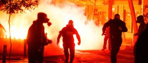 Demonstranten und explodierende Molotov-Cocktail in Athen. 