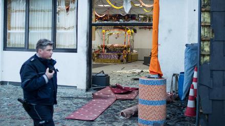 Ein Polizist im April in Essen an dem Gebetshaus von Sikhs. Bei einer Explosion in dem Gebetshaus in Essen sind drei Menschen verletzt worden, davon einer schwer.
