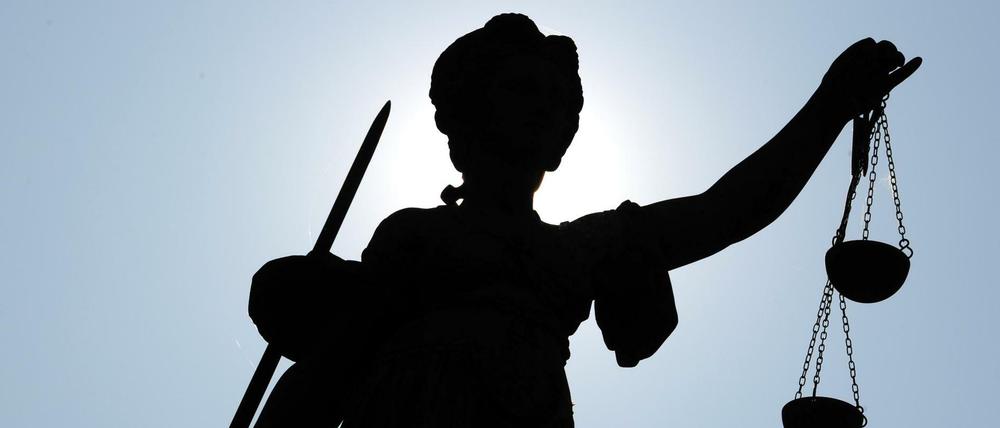 Entscheidung vor Gericht: Besitz von Kindepornos reicht nicht zur Suspendierung von Lehrern.