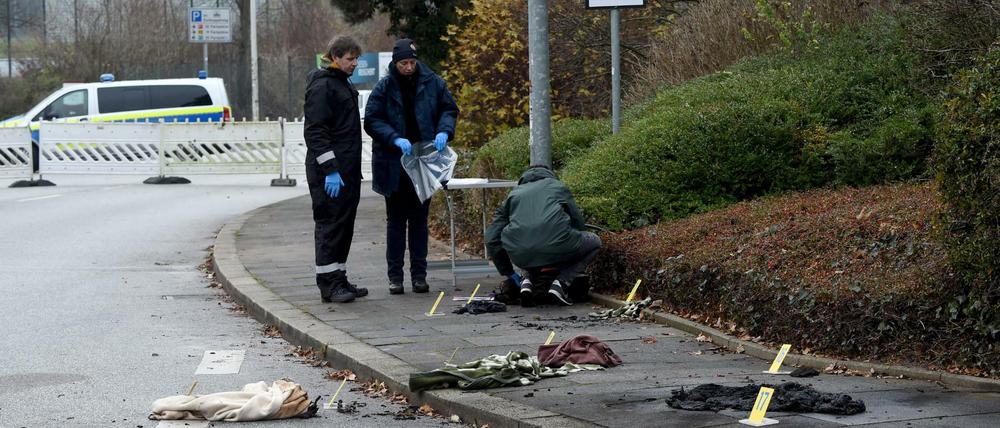 Verbrannte Kleidungsstücke in Kronshagen bei Kiel. Nach ersten Erkenntnissen ist hier am Mittwochmorgen eine Frau angezündet worden.