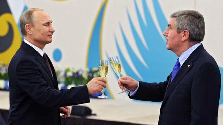 Auf gute Zusammenarbeit. Thomas Bach (rechts mit Russlands Präsdident Putin) hat sich bisher noch nicht ausreichend vom russischen Sportbetrug distanzieren können. 