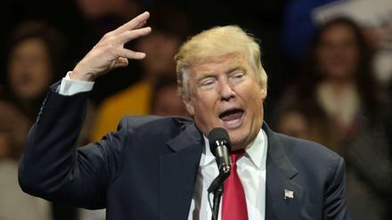 Donald Trump spricht während seiner 'USA Thank You Tour 2016' in der US Bank Arena in Cincinnati (Ohio USA). Trump hat auf Twitter zu einer Schimpftirade gegen China ausgeholt und damit womöglich weiteren Unmut aus Peking auf sich gezogen.
