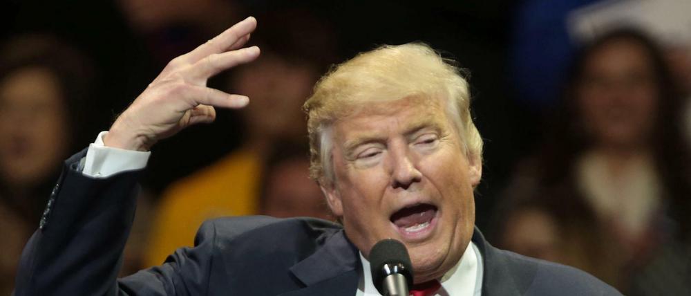 Donald Trump spricht während seiner 'USA Thank You Tour 2016' in der US Bank Arena in Cincinnati (Ohio USA). Trump hat auf Twitter zu einer Schimpftirade gegen China ausgeholt und damit womöglich weiteren Unmut aus Peking auf sich gezogen.