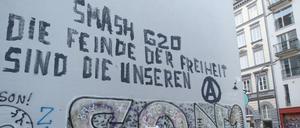 Der Schriftzug "Smash G20 - Die Feinde der Freiheit sind die unseren" ist in Hamburg auf einer Wand im Karolinenviertel in der Nähe der Messehallen zu sehen. 