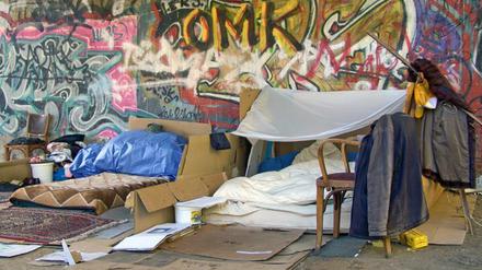 Wohnlager von Obdachlosen unter einer Brücke in Bonn
