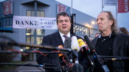 Wirtschaftsminister Sigmar Gabriel neben dem Betriebsratsvorsitzenden Volker Bohne vor einem Kaiser's Tengelmann Lager.
