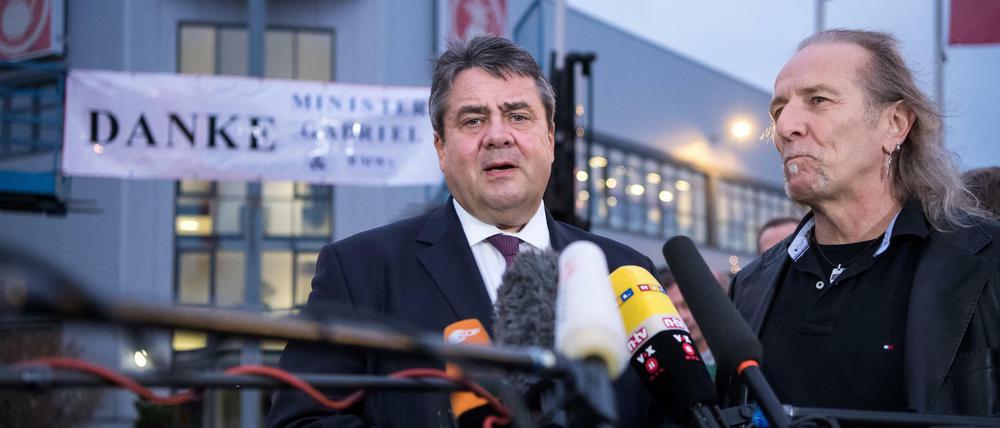 Wirtschaftsminister Sigmar Gabriel neben dem Betriebsratsvorsitzenden Volker Bohne vor einem Kaiser's Tengelmann Lager.