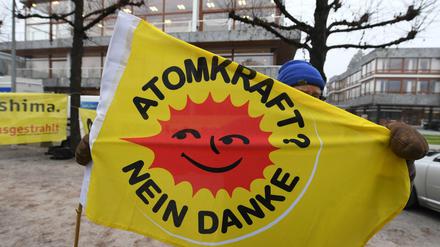 Vor dem Bundesverfassungsgericht in Karlsruhe hält ein Mann eine Anti-Atomkraft-Fahne hoch.
