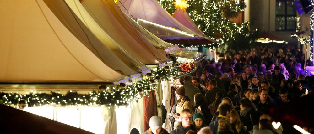 Ein Mann grölte rechte Parolen auf dem Weihnachtsmarkt am Gendarmenmarkt.