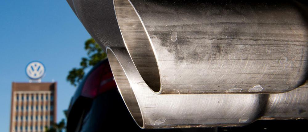 Ein Auspuff eines Volkswagen auf einem Mitarbeiterparkplatz auf Verwaltungshochhaus vom VW Werk in Wolfsburg.