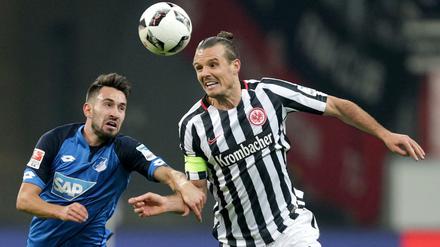Der Frankfurter Alexander Meier (r) im Zweikampf mit Lukas Rupp aus Hoffenheim. 