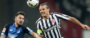 Der Frankfurter Alexander Meier (r) im Zweikampf mit Lukas Rupp aus Hoffenheim.