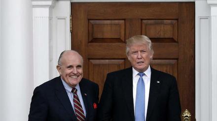 Rudy Giuliani und Donald Trump vor dessen Golfklub in New Jersey. 