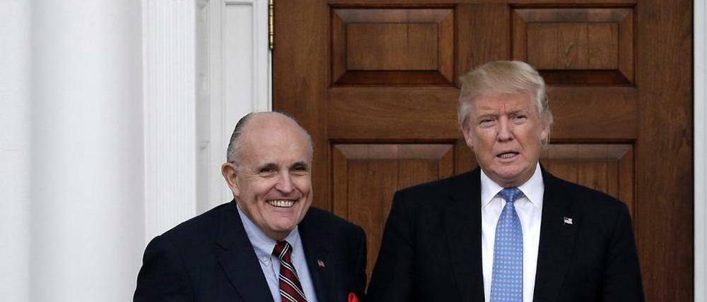 Rudy Giuliani und Donald Trump vor dessen Golfklub in New Jersey.