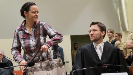 Die Angeklagte Beate Zschäpe nimmt am 01.12.2016 im Gerichtssaal im Oberlandesgericht in München den Platz neben ihrem Anwalt, Mathias Grasel, ein.