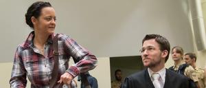 Die Angeklagte Beate Zschäpe nimmt am 01.12.2016 im Gerichtssaal im Oberlandesgericht in München den Platz neben ihrem Anwalt, Mathias Grasel, ein.