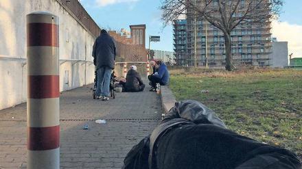 Rund um den Ostbahnhof leben bis zu 100 Obdachlose – die Polen sitzen oft am Parkhaus.