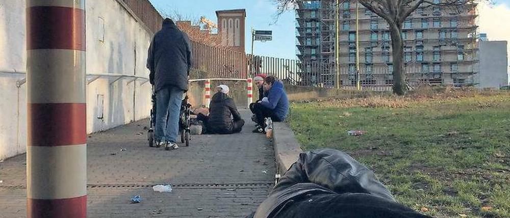 Rund um den Ostbahnhof leben bis zu 100 Obdachlose – die Polen sitzen oft am Parkhaus.