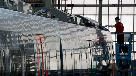 Im Bombardier-Bahnwerk in Hennigsdorf bei Berlin könnten 500 Arbeitsplätze wegfallen. 