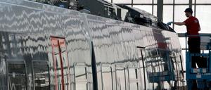 Im Bombardier-Bahnwerk in Hennigsdorf bei Berlin könnten 500 Arbeitsplätze wegfallen. 