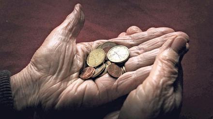 Immer weniger. Gemessen an der Kaufkraft hatten die Rentner in den vergangenen Jahren enorme Einbußen zu verkraften.