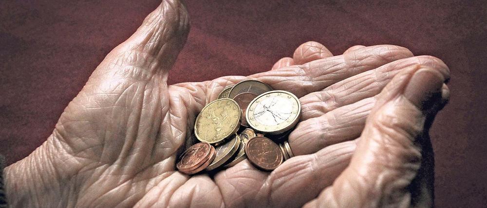 Immer weniger. Gemessen an der Kaufkraft hatten die Rentner in den vergangenen Jahren enorme Einbußen zu verkraften.