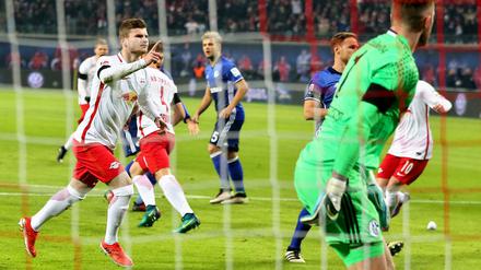 Erst fliegt er, dann schießt er, dann jubelt er. Timo Werner nach seinem umstrittenen Elfmeter gegen Schalke.