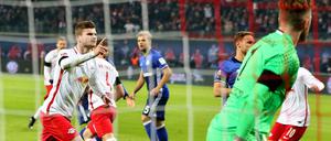 Erst fliegt er, dann schießt er, dann jubelt er. Timo Werner nach seinem umstrittenen Elfmeter gegen Schalke.