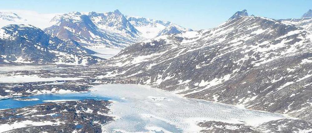 Tauwetter. Im Juni verstopfen Eisberge die Fjorde im Osten Grönlands.
