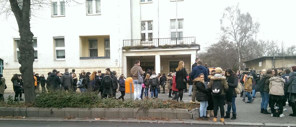 Nach der Amok-Entwarnung stehen die Schüler vor der Max-Beckmann-Oberschule in Gruppen zusammen.