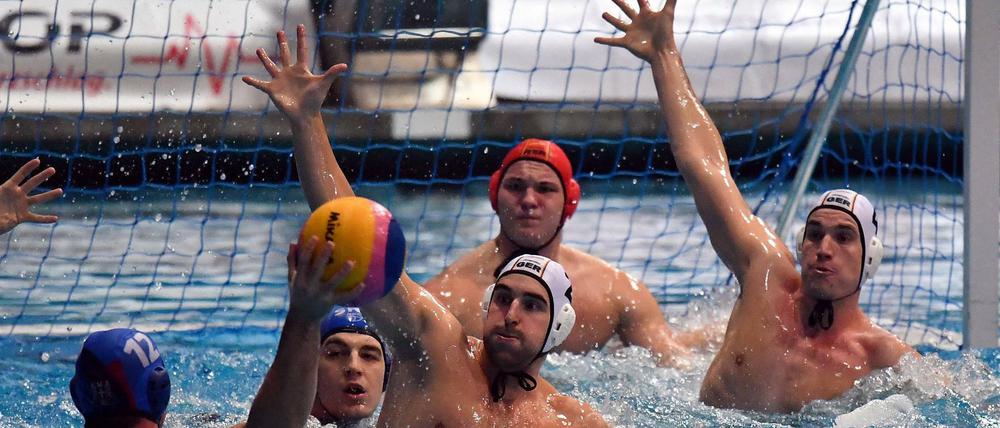 Die deutschen Nationalspieler Jan Obschernikat (Mitte) und Julian Real versuchen, Serbiens Gavril Subotic zu blocken.
