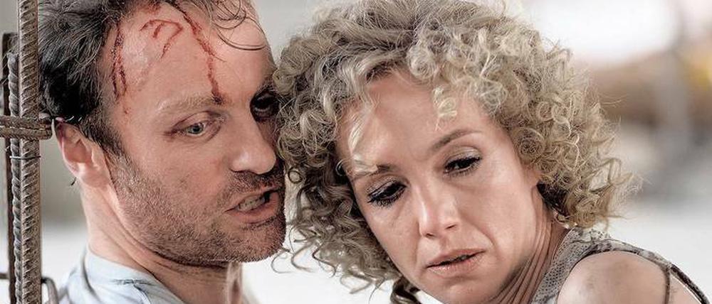 Hilf mir! Der gefolterte Kommissar Karow (Mark Waschke) will Christine Maihack (Ursina Lardi) manipulieren