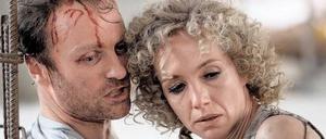 Hilf mir!  Der gefolterte Kommissar Karow (Mark Waschke) will Christine Maihack (Ursina Lardi) manipulieren