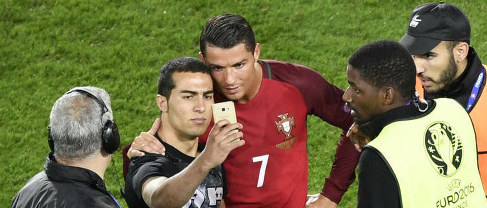 Eine Selfie mit Weltfußballer Ronaldo. Davon wird dieser Fan noch in 20 Jahren schwärmen. 