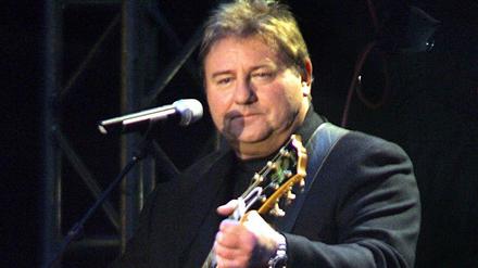 Greg Lake 2004 bei einem Konzert in Bremen.